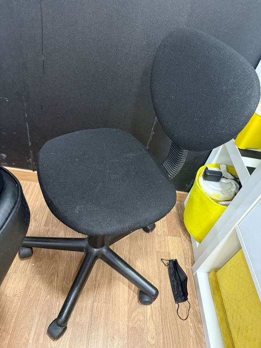 Cadeira de rodinhas preta