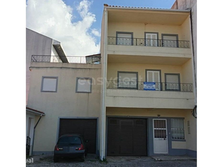 Moradia V3 + V3 com duas garagens em Torre de Moncorvo.