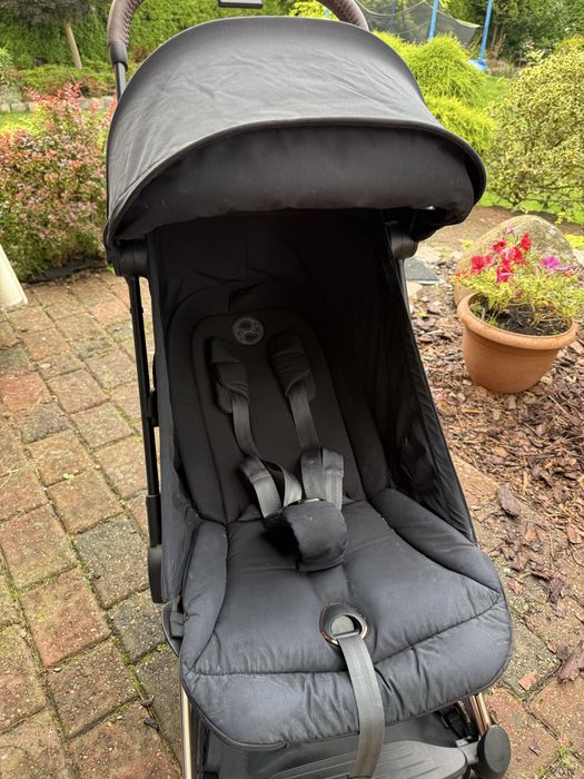 Cybex coya czarna z ramą rose gold