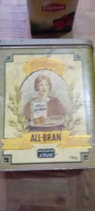 Vendo varias latas de chapa antigas e algumas mais modernas