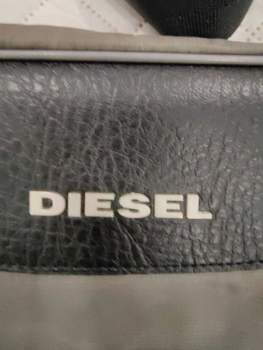 Mala tiracolo Diesel em estado semi-novo 30x38 cm