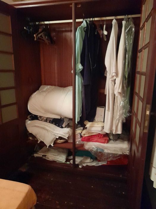 Armário-roupeiro em madeira com portas espelhadas