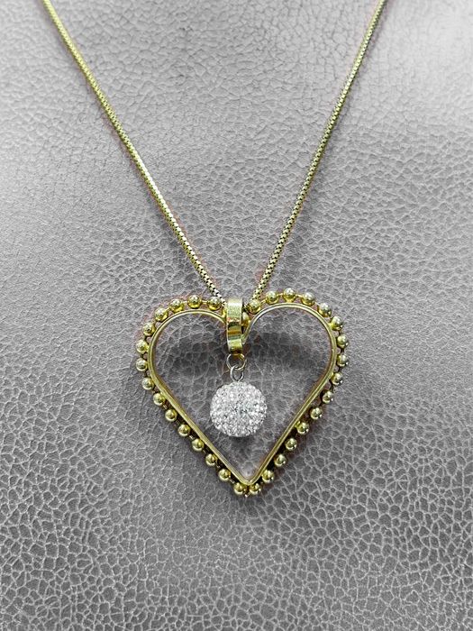 Colar em prata dourada e pendente em forma de coracao