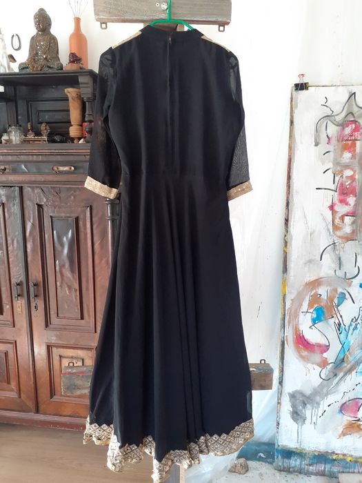 Elegancka sukienka czarno złota w stylu indyjskim