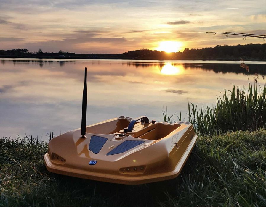 Łódka zanętowa Prolam PREDATOR z echosondą Toslon