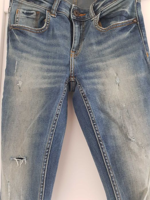 Zara - jeansy z oryginalnymi  przetarciami, r.36, stan bdb