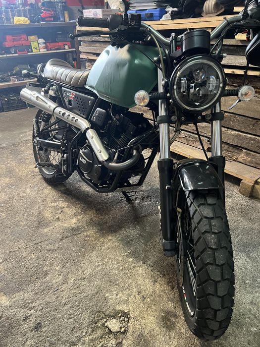 Um Renegad Scrambler X 125 cc ano 2021