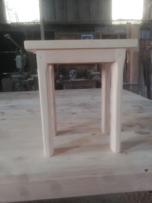 Bancos feitos de madeira casquinha.