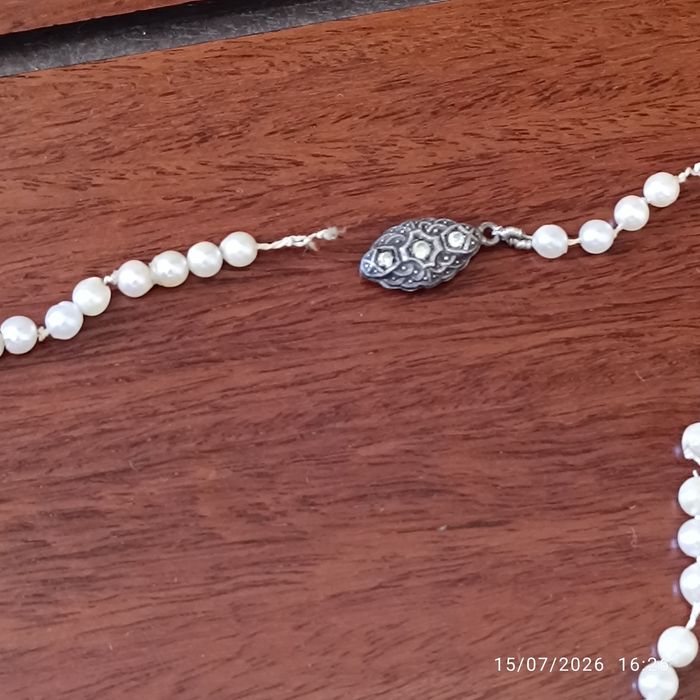 Colar de pérolas antigo danificado.