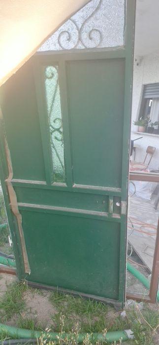 Porta de ferro e janela