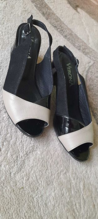 Босоніжки шкіряні.