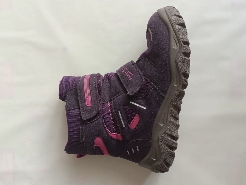 Продам зимове взуття на дівчину superfit