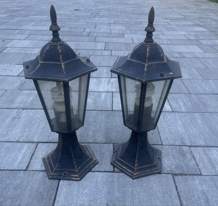 Dwie lampy ogrodowe