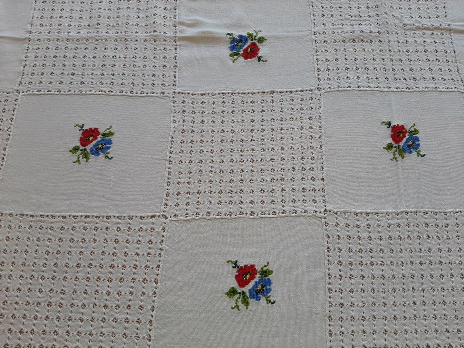 Toalha bordada a ponto cruz