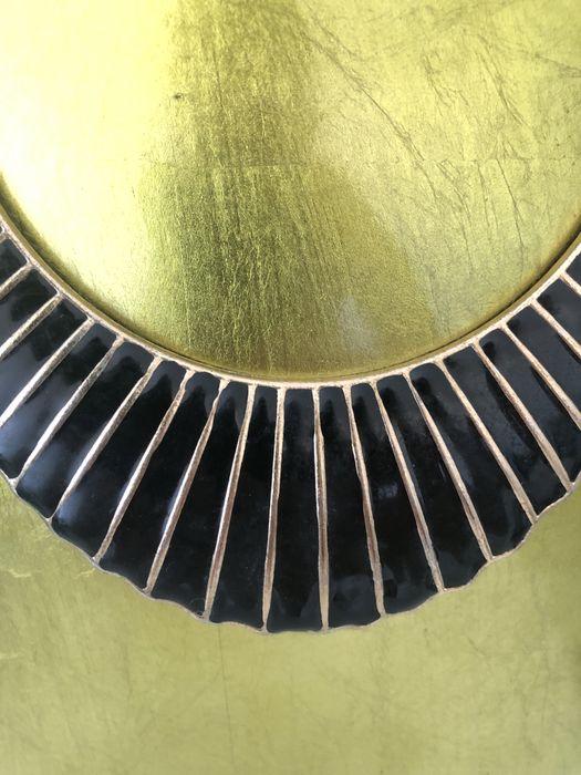 Colar dourado e preto