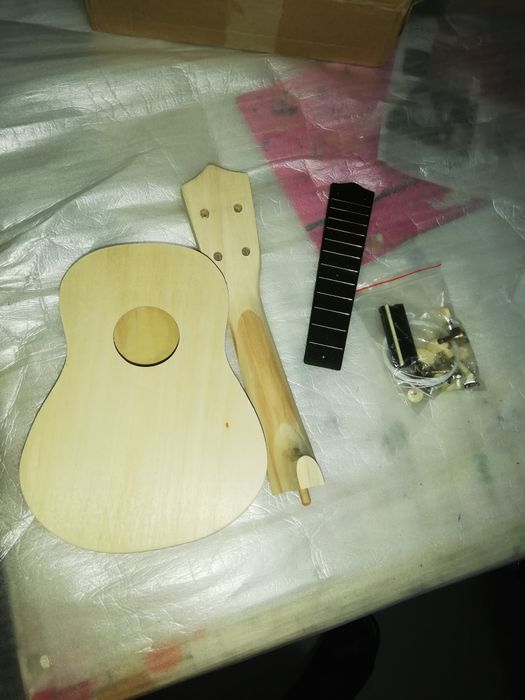 Kit de ukulele para personalizar e construir.