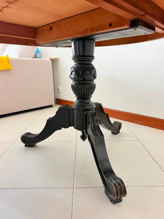 mesa extensível e 4 cadeiras estofadas