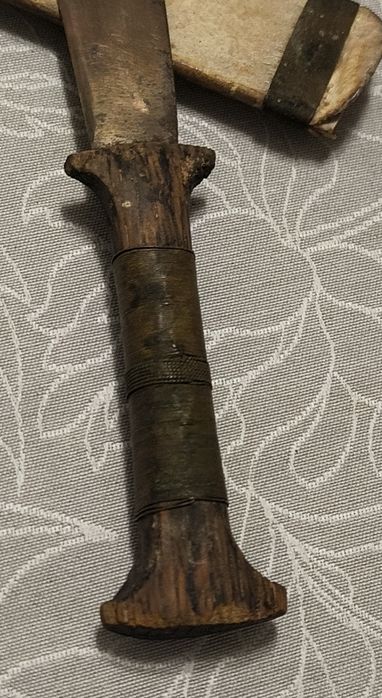 Daga artesanal com bainha de pele cosida á mão