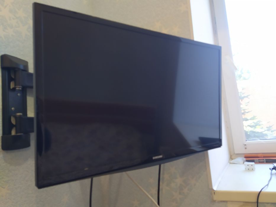 Продам  Led телевизор Samsung UE28H4000KA.Повреждена матрица.