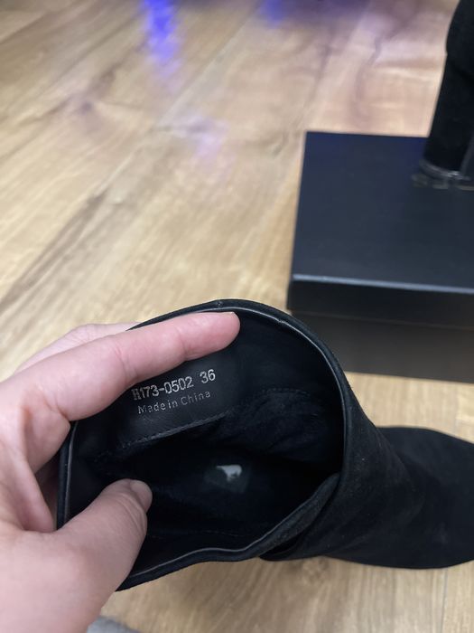 Замшеві ботінки на підборах