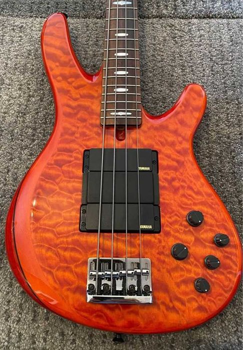 baixo Yamaha 4 cordas
