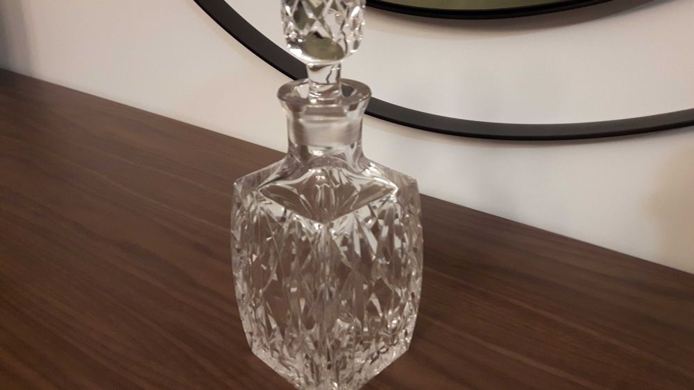 Copos de Whisky e Garrafas de Cristal