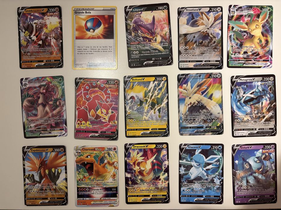 Lote 15 Cartas Pokémon V / VMAX / VSTAR – Charizard, Leafeon, Zapdos