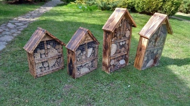 Domki hotel dla owadów do ogrodu