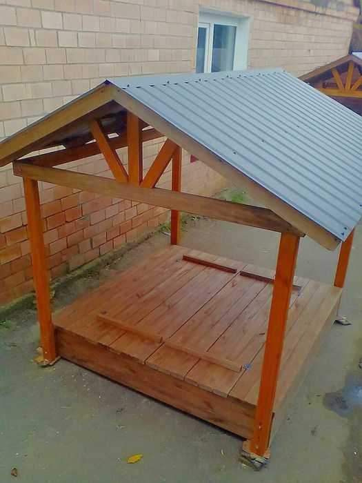 Пісочниця з дахом