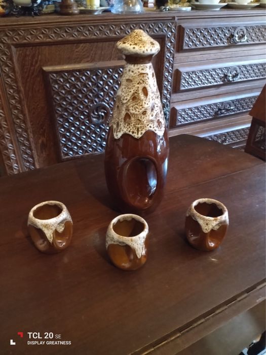 Garrafa com três copos, louça portuguesa