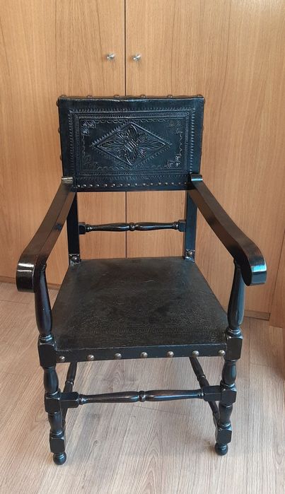 Mesinha e 2 cadeiras antigas