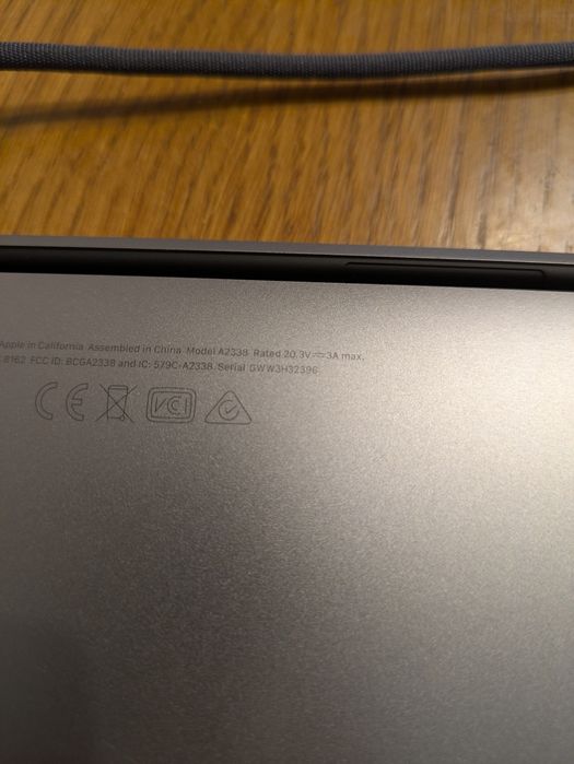 MacBook Pro  2022, 13", M2, 8/256  ГБ, нюанс або на запчастини.