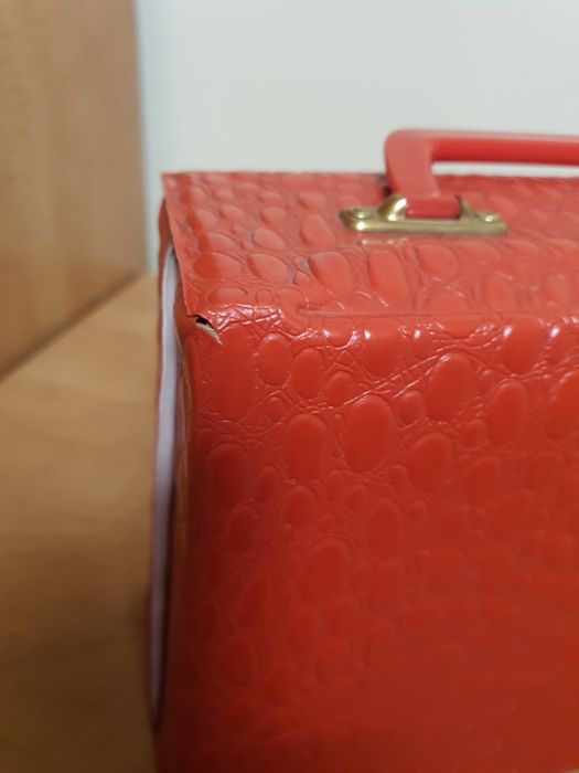 Czerwony kuferek na kosmetyki