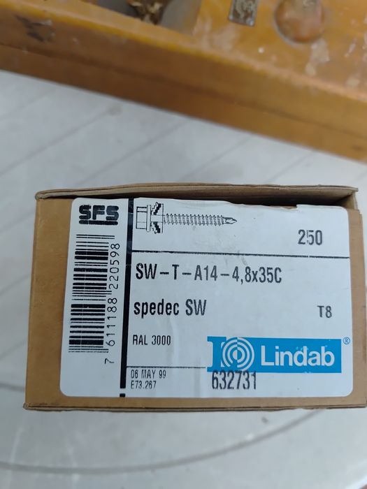 Wkręty do dachu do blachy czerwone ral 3000 lindab