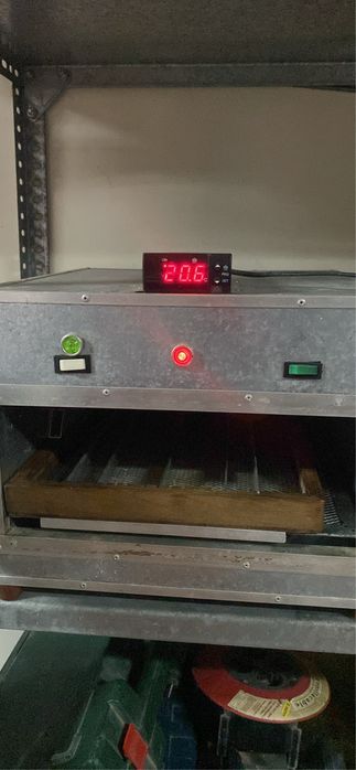 Chocadeira com controlo de temperatura e viragem automática