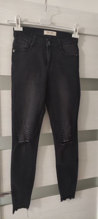 Czarne jeansy z przetarciami