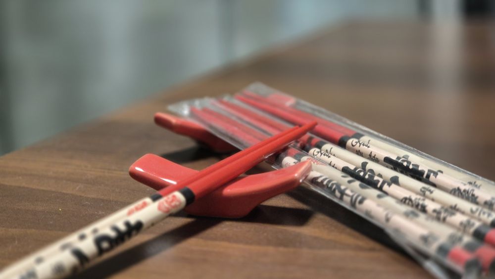 Komplet 4 par pałeczek i 2 podstawek