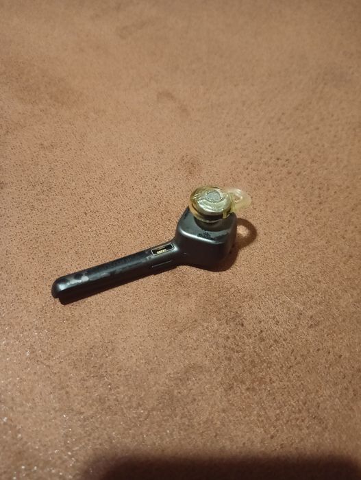 Bluetooth-гарнитура Plantronics Voyager EDGE black.