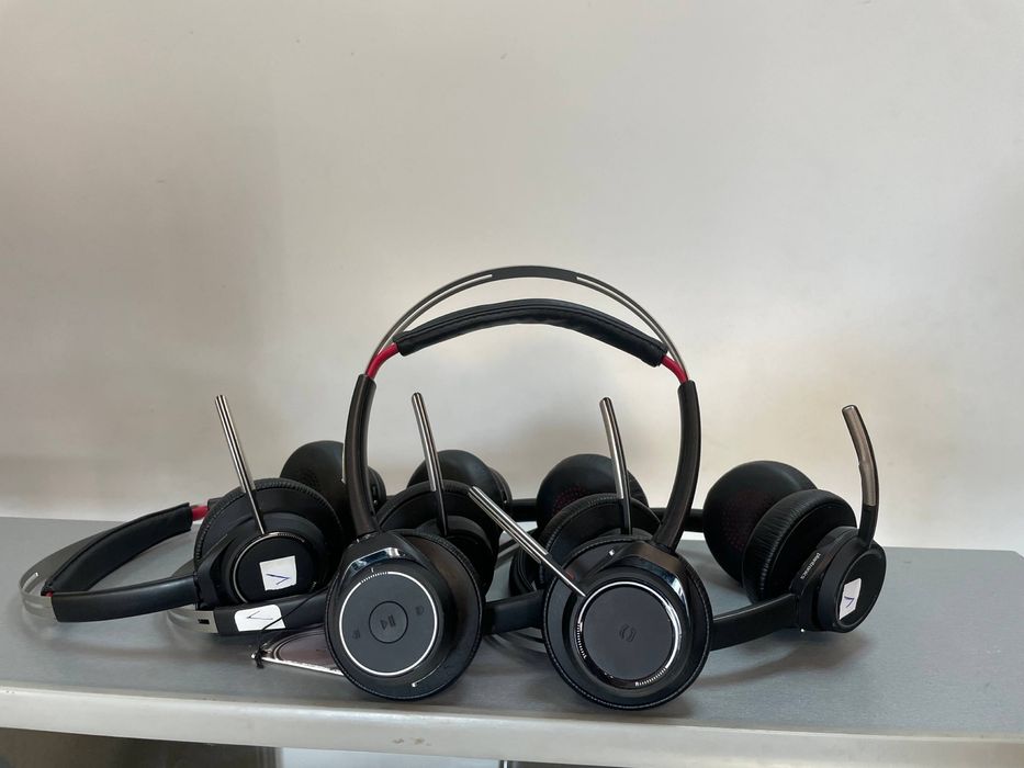 Професійна блютуз гарнітура Plantronics Voyager Focus UC B825
