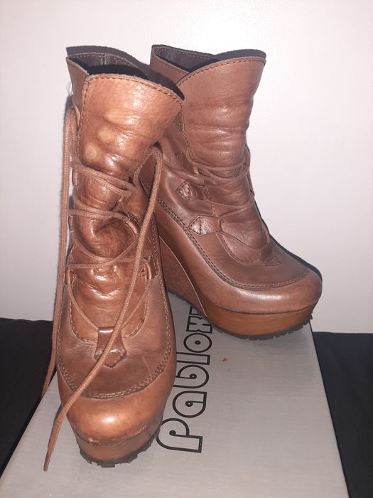 Botins em pele castanho