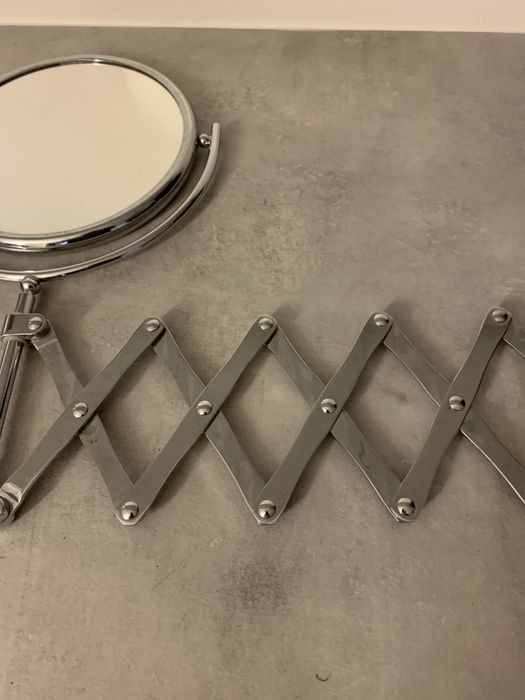 Extendable Magnifying Mirror64409422556033122