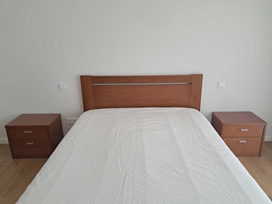 Mobília de quarto de casal (Cama, cómoda, 2 mesas cabeceira , colchão  e espelho)