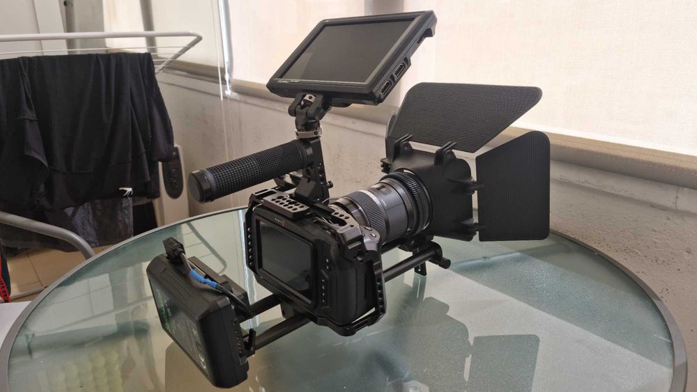 Kit Blackmagic Pocket Cinema Camera 4K Completo + Sigma 18-35mm f/1.8 + Monitor Feelworld + Pelican
