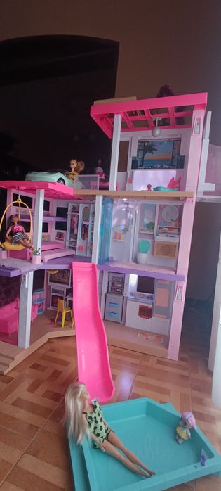 Casa da Barbie em bom estado