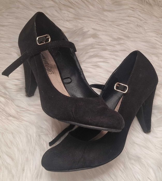 Sapatos de Salto Alto em Camurça Preta