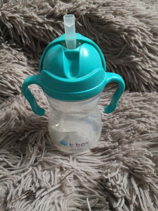 B.bok kubek z rurką i obciążnikiem