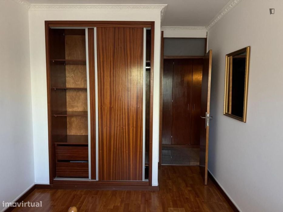 Quarto - localizado em Senhora da Hora Porto