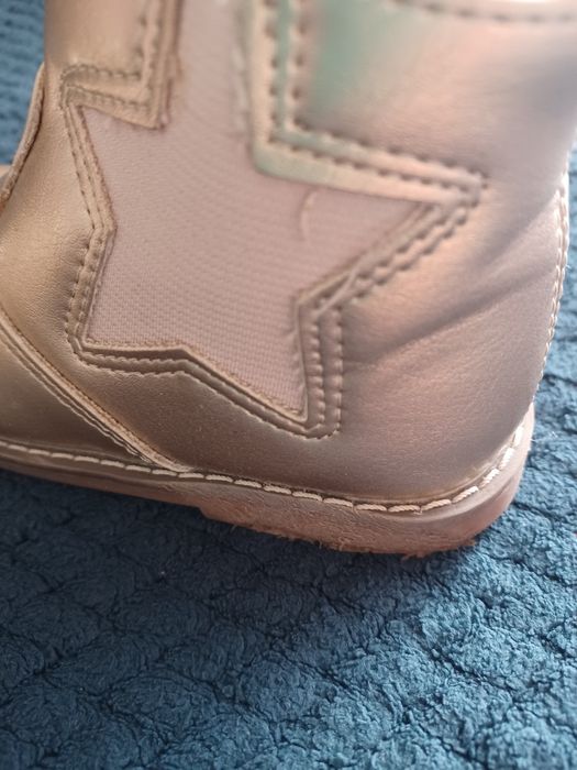 Zlote buciki dla dziewczynki.