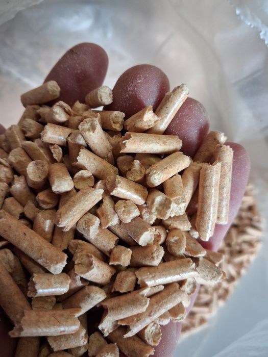 Pellet sosnowy 100 %  jasny czysty