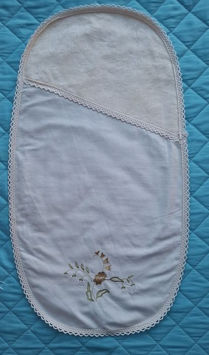 Naperão com bordado e renda em crochê, cor Beje